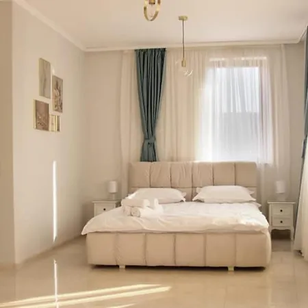 Caprice Deluxe 3*